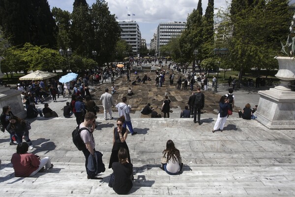 Documenta 14: Αναπαριστώντας τον πολιτικό παλμό της πλατείας Συντάγματος με τσουβάλια