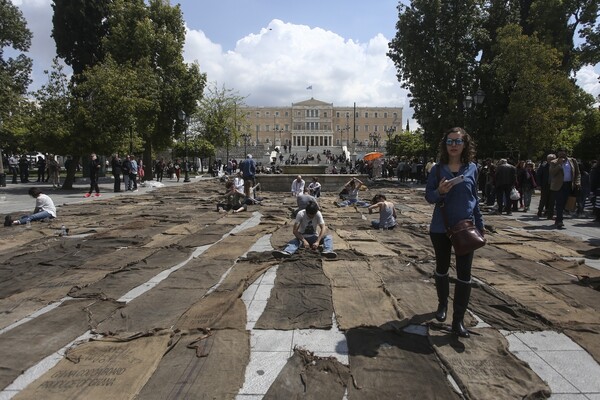 Documenta 14: Αναπαριστώντας τον πολιτικό παλμό της πλατείας Συντάγματος με τσουβάλια