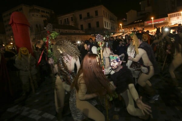 Φαλληφόρια: Σάτυροι, μαινάδες και Βακχίδες παρελαύνουν στο ιστορικό κέντρο της Αθήνας προς τιμήν του θεού Διόνυσου