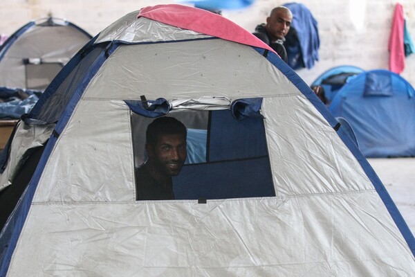 28 φωτογραφίες απ' τη δράση εθελοντών γιατρών σε εγκαταλελειμμένο εργοστάσιο της Πάτρας