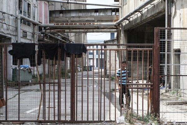 28 φωτογραφίες απ' τη δράση εθελοντών γιατρών σε εγκαταλελειμμένο εργοστάσιο της Πάτρας