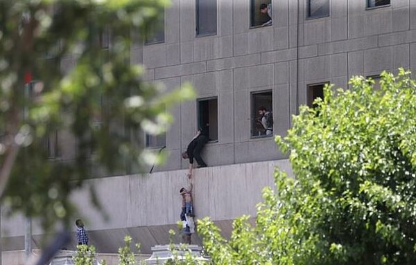 Ιράν: Νεκροί οι δράστες της επίθεσης στο κοινοβούλιο - Συνολικά 12 άνθρωποι σκοτώθηκαν και 39 τραυματίστηκαν