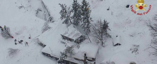 Ιταλία: Και παιδιά μεταξύ των εγκλωβισμένων στο ξενοδοχείο που θάφτηκε από χιονοστιβάδα