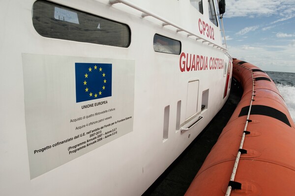 Ρυμουλκό με 440 μετανάστες κατευθύνεται προς το λιμάνι του νησιού της Λαμπεντούζα