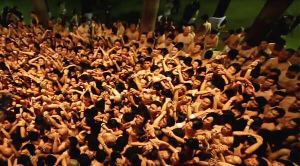 Ιαπωνία: 9 χιλιάδες γυμνοί Γιαπωνέζοι ανταγωνίζονται για τα ραβδάκια που φέρνουν καλή τύχη
