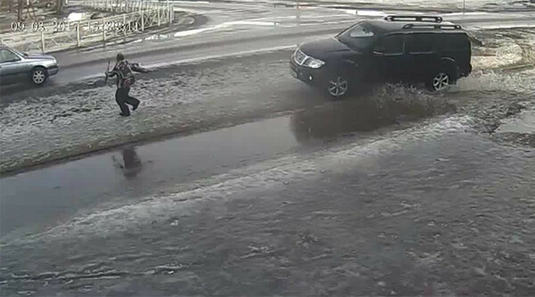 Ρωσία: Οδηγός κυνηγάει και χτυπά με το τζιπ του αγοράκι επειδή τον σημάδεψε με όπλο-παιχνίδι (video)