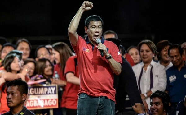 Φιλιππίνες: Ο Ντουτέρτε απειλεί τις νότιες περιοχές με στρατιωτικό νόμο αν δεν εξουδετερώσουν τους τζιχαντιστές