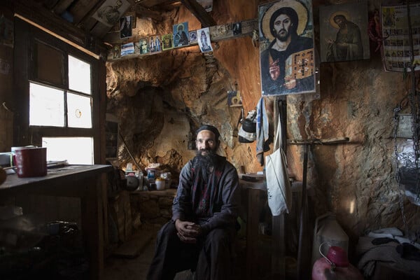 Στις απόκρημνες σκήτες του Αγίου Όρους