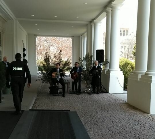Mπουζούκια στον Λευκό Οίκο -O Tραμπ είπε πως αγαπά τους Έλληνες και τους καλωσόρισε στη δεξίωση για την 25η Μαρτίου