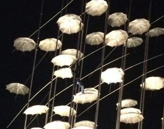 Άντρας σκαρφάλωσε πάνω στις «Ομπρέλες» της παραλίας Θεσσαλονίκης και απειλεί να αυτοκτονήσει