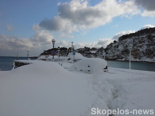 Σκόπελος και Αλόννησος στα λευκά - Εντυπωσιακές φωτογραφίες των χιονισμένων νησιών