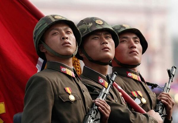 Η Β. Κορέα γιόρτασε σήμερα την επέτειο του στρατού της με ασκήσεις και πυρά