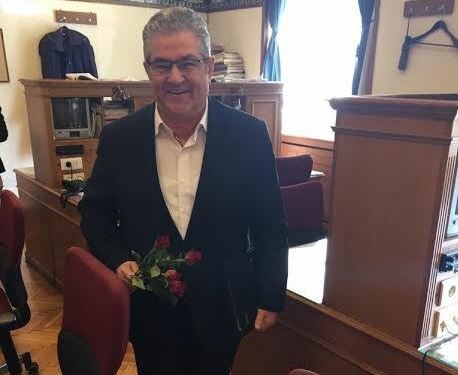 Kόκκινα τριαντάφυλλα στις γυναίκες της Βουλής μοίρασε ο Δ. Κουτσούμπας, για την Ημέρα της Γυναίκας