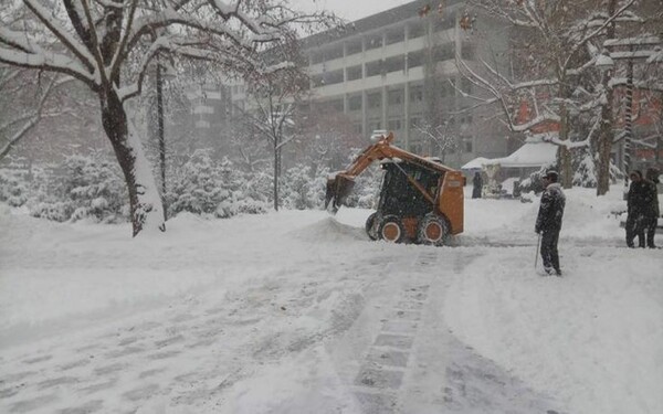 Χιόνια και πάλι στη Λάρισα-Έκλεισαν σχολεία