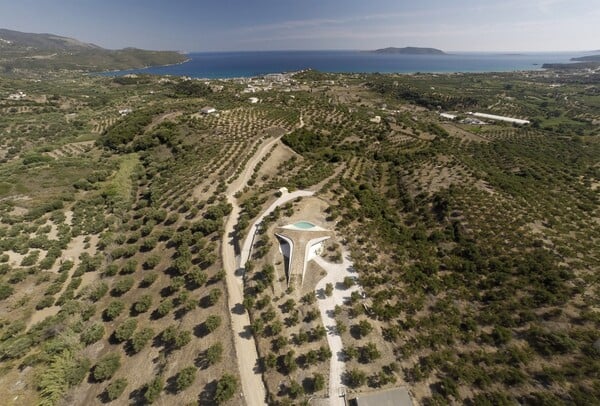 Η Villa Ypsilon στην Πελοπόννησο είναι ένα από τα κορυφαία δείγματα σύγχρονης αρχιτεκτονικής στην Ελλάδα