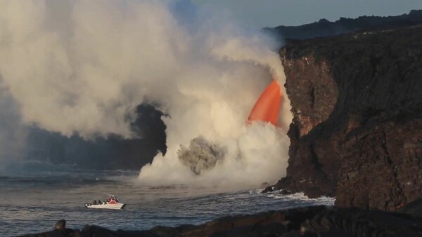 Εκπληκτικές εικόνες με καταρράκτες καυτής λάβας σε ηφαίστειο της Χαβάης
