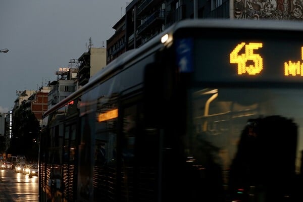 Eπιτέθηκαν με βαριοπούλες σε λεωφορείο του ΟΑΣΑ στο Γαλάτσι