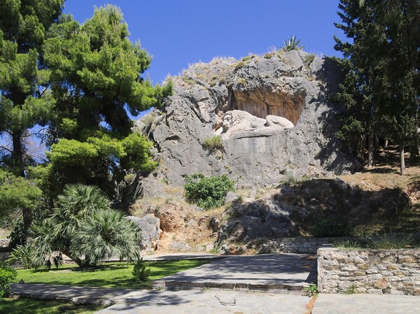 Στο Ναύπλιο υπάρχει ένα λιοντάρι που λαξεύτηκε σ' ένα βράχο το 19ο αιώνα