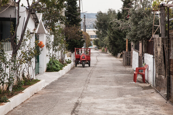 Η LIFO στο γκέτο της Αθήνας όπου ακόμα και τα σκουπιδιάρικα πάνε με συνοδεία της αστυνομίας