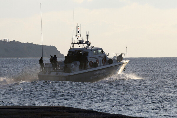 Στο λιμάνι της Κεφαλονιάς ρυμουλκείται σκάφος με 38 πρόσφυγες και μετανάστες