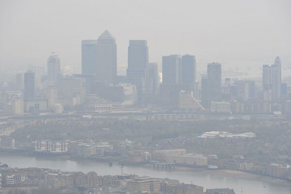 Συναγερμός στο Λονδίνο για το τοξικό νέφος- Προειδοποιήσεις από τον δήμαρχο Sadiq Khan