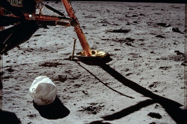 Σε δημοπρασία τσάντα με σεληνιακή σκόνη από την πρώτη αποστολή στη Σελήνη
