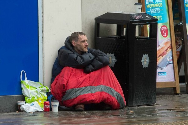 Παρά τις μεγάλες υποσχέσεις για βοήθεια, οι άστεγοι «ήρωες» του Μάντσεστερ εξακολουθούν να ζουν στο δρόμο