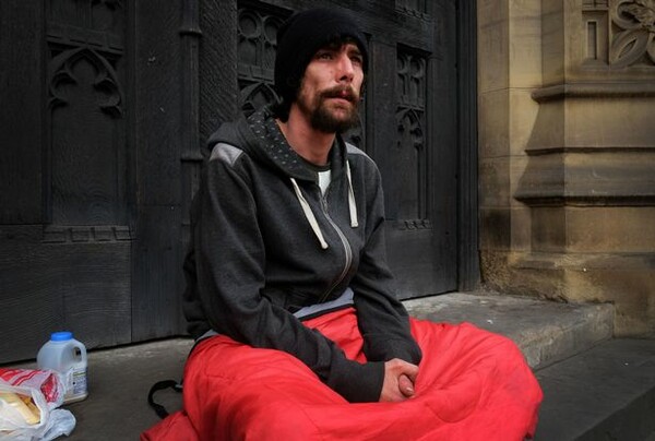Παρά τις μεγάλες υποσχέσεις για βοήθεια, οι άστεγοι «ήρωες» του Μάντσεστερ εξακολουθούν να ζουν στο δρόμο