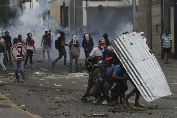 Νέα επεισόδια στη Βενεζουέλα: Η αστυνομία διαλύει με δακρυγόνα τις συγκεντρώσεις