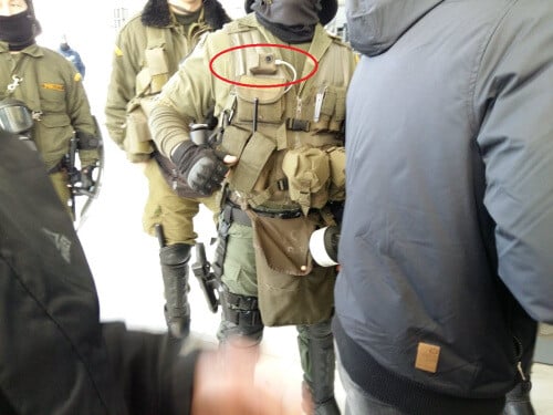 Καταγγελίες για κάμερα σε στολή αστυνομικού στη δίκη της Χ.Α. - Ήταν φορτιστής τηλεφώνου απαντά η ΕΛΑΣ