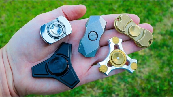 Fidget Spinner: Τι είναι αυτό το μικρό gadget που έχει γίνει μόδα σ' όλο τον πλανήτη