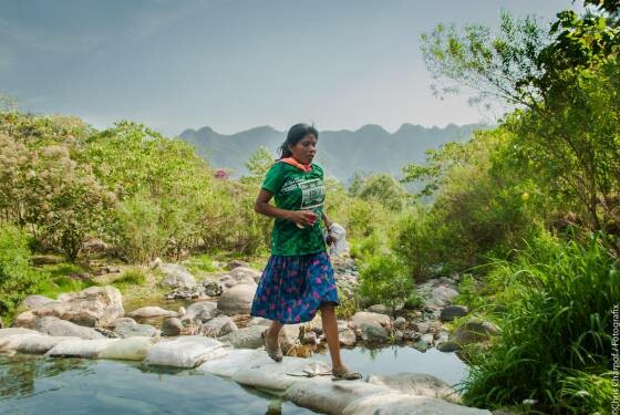 Μεξικό: Αυτή η 22χρονη αυτόχθονας εκπλήσσει όλο τον κόσμο κερδίζοντας τον υπερμαραθώνιο με φούστα και σανδάλια