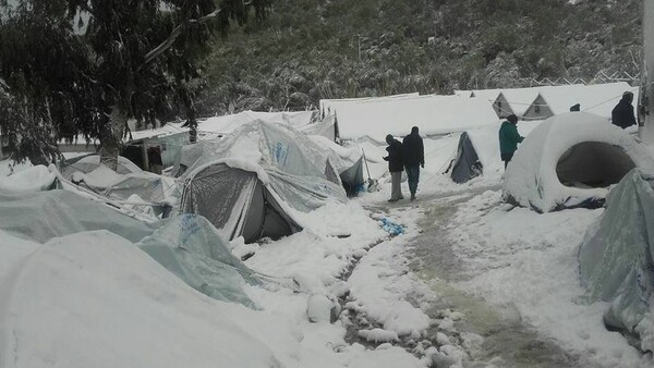 Καλύφθηκαν από χιόνι οι σκηνές των προσφύγων στη Mόρια της Λέσβου
