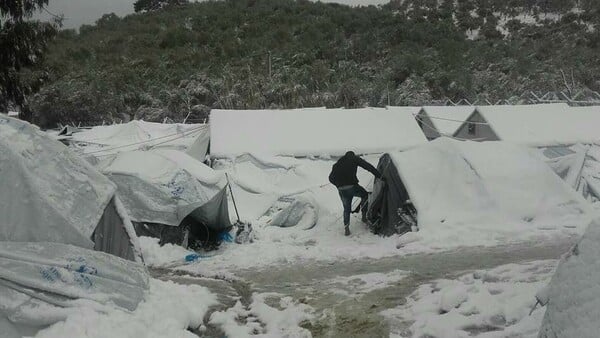 Καλύφθηκαν από χιόνι οι σκηνές των προσφύγων στη Mόρια της Λέσβου