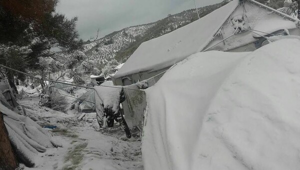 Καλύφθηκαν από χιόνι οι σκηνές των προσφύγων στη Mόρια της Λέσβου