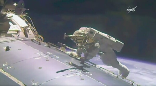 Δύο αστροναύτες βγαίνουν από τον διεθνή διαστημικό σταθμό για επείγουσα επισκευή