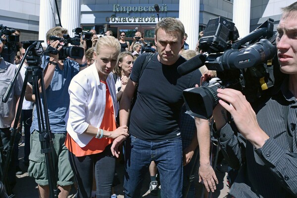 Ρωσία: Άρχισε η δίκη του ηγέτη της αντιπολίτευσης που διαμηνύει: «Θα έρθει η στιγμή που θα τους δικάσουμε εμείς»