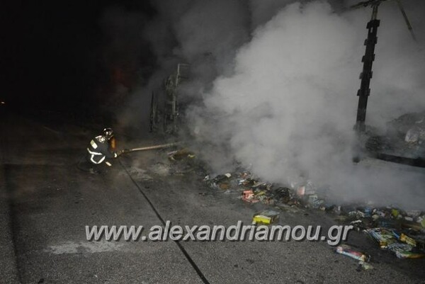Θεσσαλονίκη: Τρελή πορεία από νταλίκα που κάηκε ολοσχερώς-Υπό την επήρεια αλκοόλ ο οδηγός