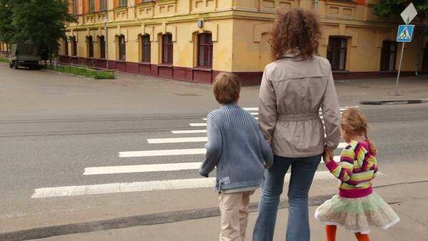 Έρευνα: Τα παιδιά δεν μπορούν να διασχίσουν με ασφάλεια έναν δρόμο πριν από τα 14 τους