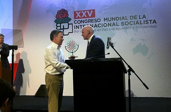 Ο Γιώργος Παπανδρέου επανεξελέγη πρόεδρος της Σοσιαλιστικής Διεθνούς