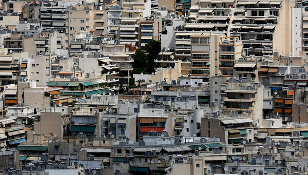 Συμβολαιογράφοι: Αποχή και αύριο από τους πλειστηριασμούς