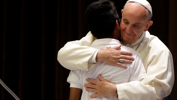 Ο πάπας Φραγκίσκος ξεφεύγει από το κείμενο για να καταγγείλει τα «στρατόπεδα συγκέντρωσης» για πρόσφυγες