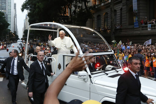Ο Πάπας επισκέπτεται την Αίγυπτο και δηλώνει ότι δεν θέλει θωρακισμένο αυτοκίνητο