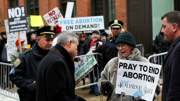 ΗΠΑ: Διχασμός για τις αμβλώσεις- Διαδηλώσεις σε όλη τη χώρα από πολέμιους και υποστηρικτές του Planned Parenthood