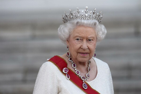 Η πρώτη δήλωση της Βασίλισσας Ελισάβετ για το μακελειό στο Μάντσεστερ - Δηλώνει συγκλονισμένη