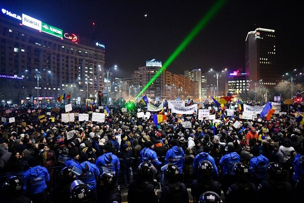 Ρουμανία: Εκατοντάδες χιλιάδες στους δρόμους για νόμο που ρίχνει στα "μαλακά" πολιτικούς