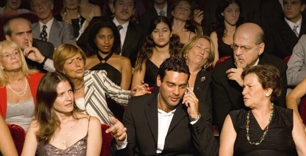 Έλληνες ηθοποιοί, πώς αντιμετωπίζετε εν ώρα παράστασης τα επίμονα χτυπήματα κινητών;