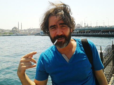 Ο ανταποκριτής της Die Welt που κρατείται στην Τουρκία στέλνει καθησυχαστικό μήνυμα από την φυλακή