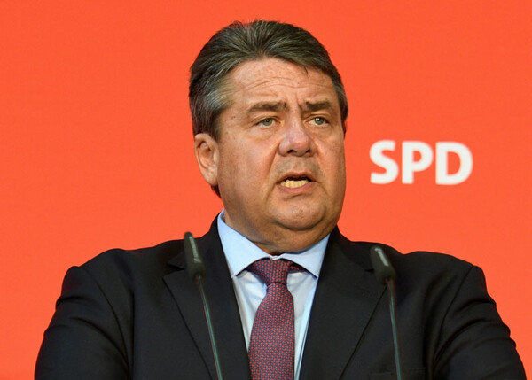 Γερμανία: Σοσιαλδημοκράτες και αριστερά σχεδιάζουν συνασπισμό για να στερήσουν από τη Μέρκελ μια τρίτη θητεία