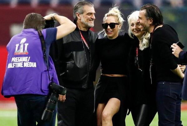 Η Αμερική στον ρυθμό του Super Bowl - H Gaga μέσα στο γήπεδο, οι παίχτες ετοιμάζονται και χιλιάδες φανς καταφθάνουν στο Χιούστον